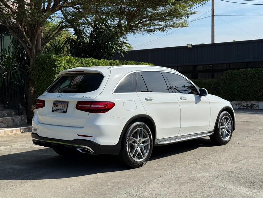 2020 BENZ GLC 250D AMG รถมือเดียวออกป้ายแดง รถวิ่งน้อย เข้าศูนย์ทุกระยะ ไม่เคยมีอุบัติเหตุครับ 3