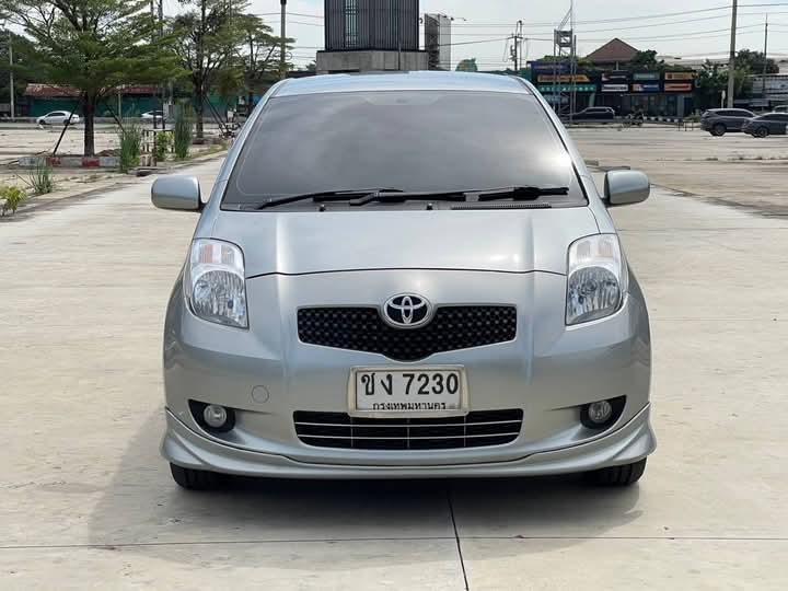 Toyota Yaris สีเทา 2