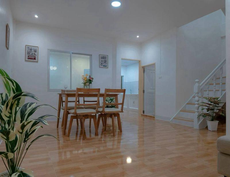 หมู่บ้านณรงค์สุขนิเวศน์  ถนนเลี่ยงเมืองนนท์ทาวน์เฮาส์ 2 ชั้น มีระเบียงด้านหน้า ทำเลติวานนท์ - รัตนาธิเบศร์ ทำเลดี ตกแต่งใหม่พร้อมอยู่ 9