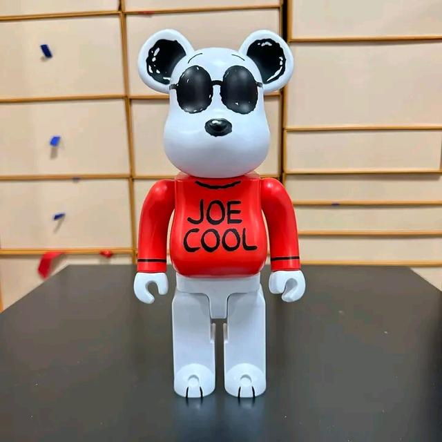 Bearbrick สีแดงขาว