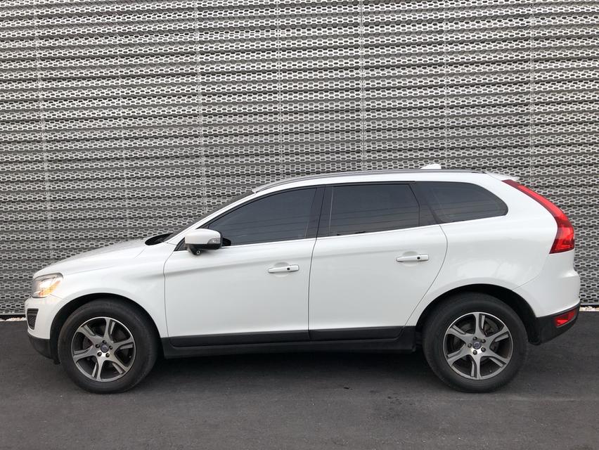 Volvo สีขาว XC60 ประหยัดน้ำมัน