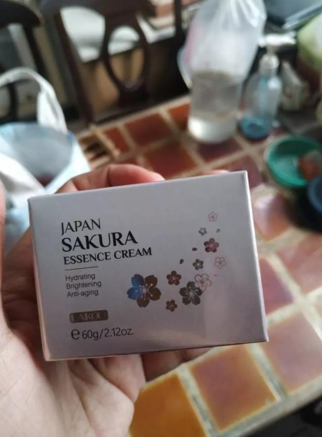 Laikou Japan Sakura Essence Cream  1