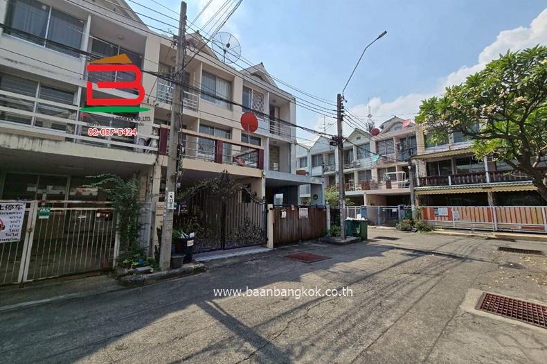 ทาวน์โฮม ซิตี้ทาวน์โฮมลาดพร้าว 80 (ใกล้ตลาดสะพานสอง) เนื้อที่ 22.8 ตรว. แขวงวังทองหลาง เขตวังทองหลาง 2