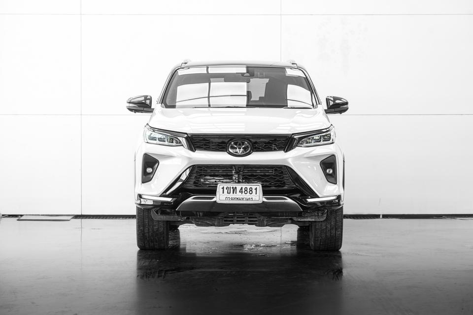 2020 TOYOTA FORTUNER 2.8 LEGENDER BLACK TOP 2WD SUV สีขาว-ดำ เลขไมล์ 99877 กม.