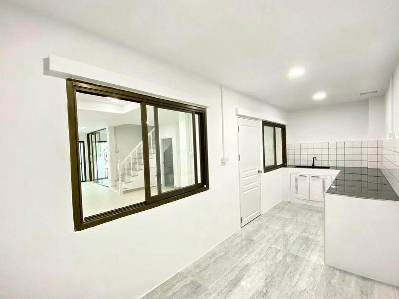 หมู่บ้านหงส์ประยูร3  แยกบางพลู ทาวน์เฮาส์ 2 ชั้น ตกแต่งใหม่พร้อมอยู่  มีระเบียงด้านหน้าใกล้ถนนรัตนาธิเบศร์   โครงการมี ระบบรักษาความปลอดภัย 7