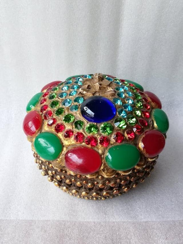 ตลับพระสมเด็จโตปางนาคปรก-สมเด็จโตนั่งบริกรรมคาถา ลายฉลุประดับพลอยสีเม็ดคริสตัน รูปที่ 9