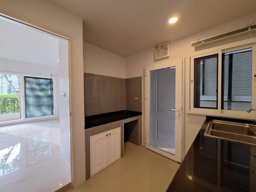 เซนโทร วัชรพล ติดถนนสุขาภิบาล 5 *หลังมุม* 63 ตร.ว. 13