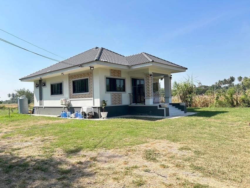 บ้านชั้นเดียว เนื้อที่ 1 ไร่ 8