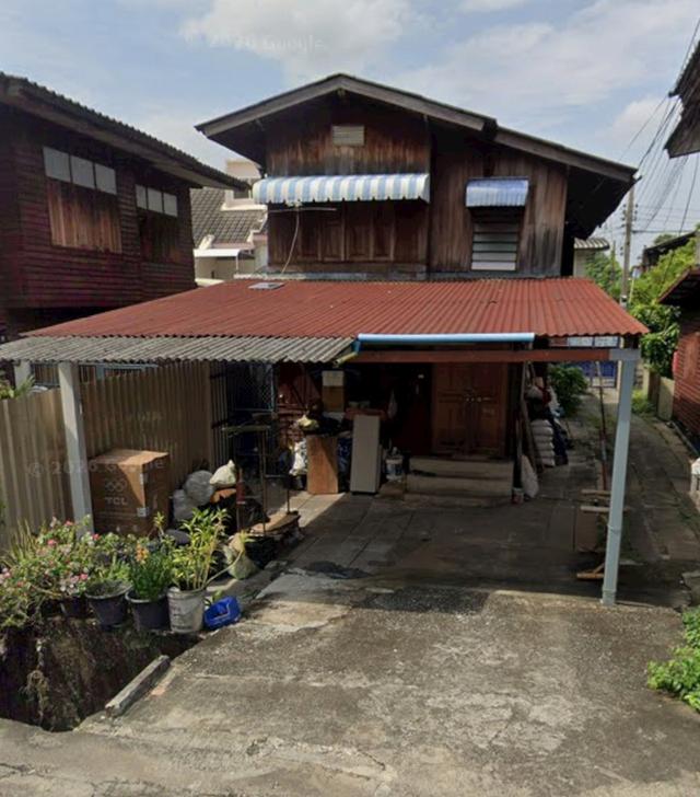 ขายถูกที่ดินพร้อมบ้าน 2ชั้น 36 ตร.ว ถนนจรัญสนิทวงศ์79 เข้าจากถนนใหญ่นิดเดียวรถยนต์เข้าออกสะดวก ใก้ลสถานีรถไฟฟ้าสถานีบางพลัด 1