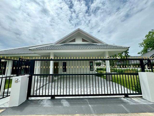 บ้านเดี่ยวหลังใหญ่ใจกลางชุมชน ซอยพัทยารุ่งเรือง 9 ตกแต่งสไตล์โมเดิร์นพร้อมเฟอร์นิเจอร์