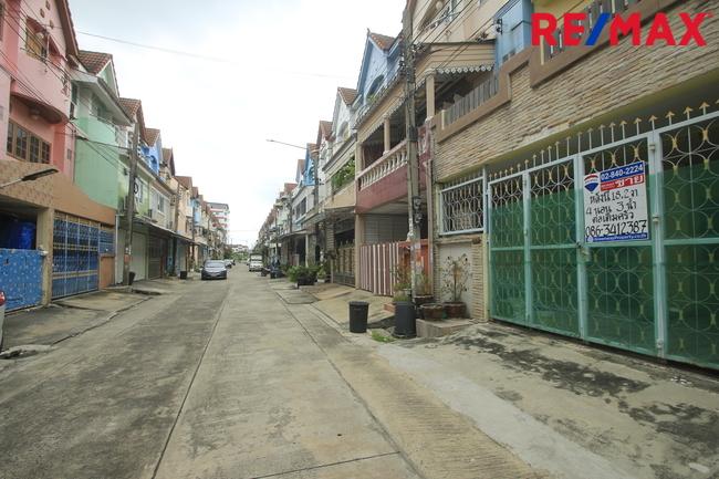 ทาวน์เฮ้าส์สุชาเพชรเกษม112 หนองแขมสาย4 ต่อเติมแล้ว 3ชั้น 18.2วา ใกล้มหาวิทยาลัยธนบุรี เดอะมอลล์บางแค บ้านสภาพดี โครงสร้างแข็งแรง ราคา 1.79ล้านบาท 3