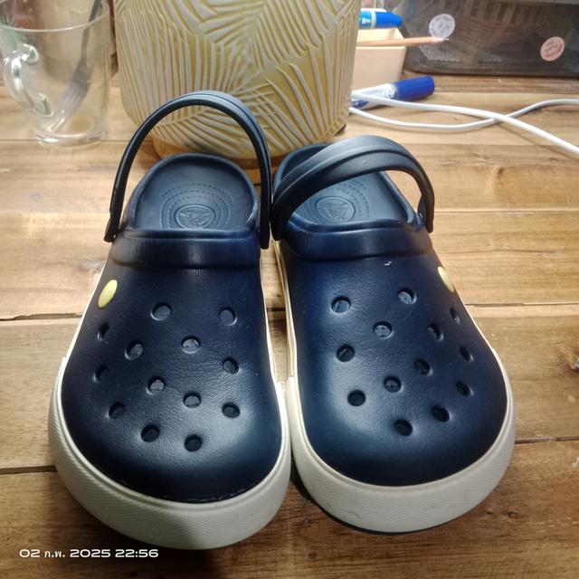 รองเท้า CROCS มือ2 แท้ 100% สีน้ำเงิน ขนาด M8 หรือ เบอร์ 41 ยาว25.5-26ซม. สภาพเกิน80% ราคา359฿ ค่าส่ง39฿ สอบถามข้อมูลเพิ่มเติม Line : @992pqepo 9