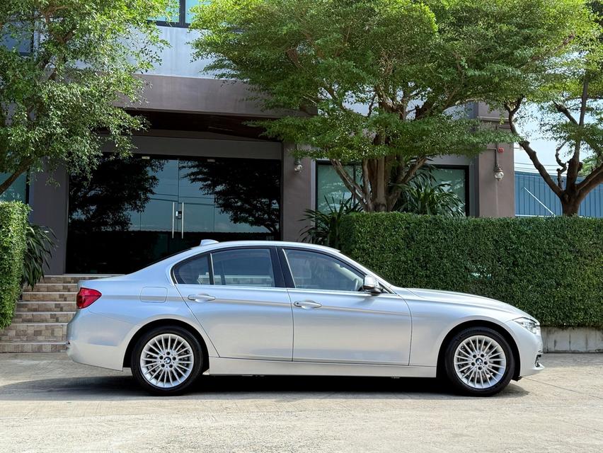 2017 BMW 320D F30 LCI รถมือเดียวป้ายแดง รถออกศูนย์ BMW THAILAND รถวิ่งน้อย เข้าศูนย์ทุกระยะ รถไม่เคยมีอุบัติเหตุครับ รูปย่อยที่ 2