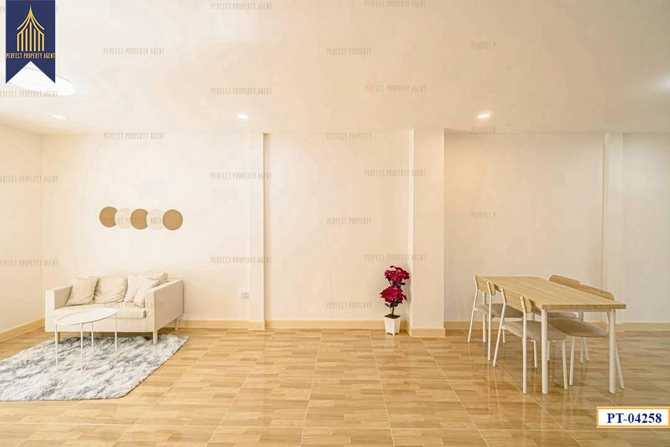 ขาย ทาวน์เฮ้าส์ สุชา บางบัวทอง ตกแต่งใหม่ มีเทอเรซ พร้อมอยู่ ฟรีโอน 3