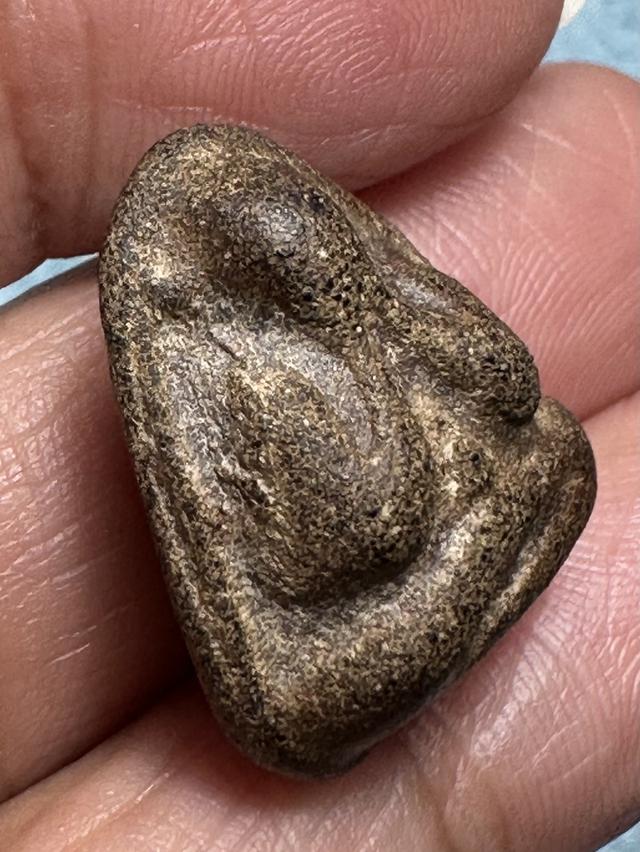 พระปิดตา เนื้อผงคลุกรัก เก่า ไม่ทราบที่ รูปย่อยที่ 3