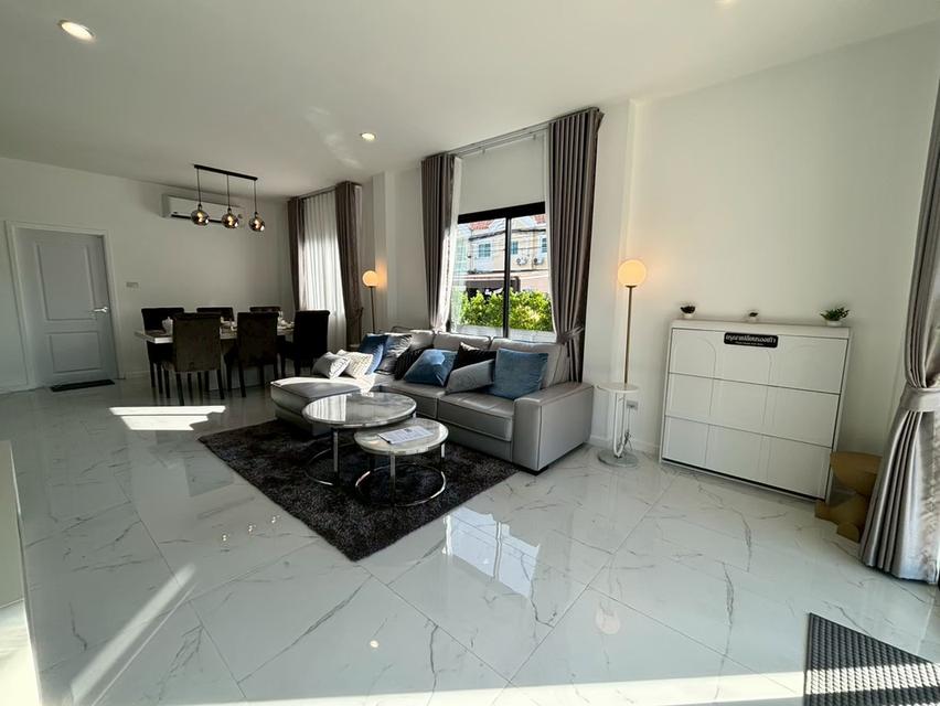 🏡 ขายทาวน์โฮมใหม่ เนื้อที่ 35 ตร.ว. หายาก! ซอยเฉลิมพระเกียรติ ร.9 28 ใกล้ ม.ราม 2  ✨ จุดเด่น: - 3 ห้องนอน 4 ห้องน้ำ (บน 3 + ล่าง 1) - เนื้อที่ 35 ตร. 5