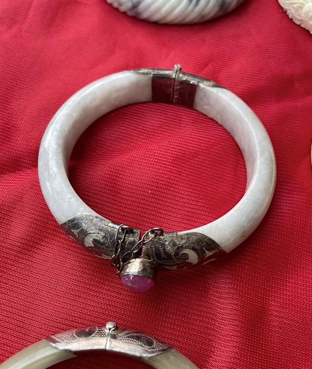 กำไลหยกโบราณ กำไลหยกNephrite สีขาวมุก ข้อต่อเนื้อเงิน ลายฉลุ หนา10มิล