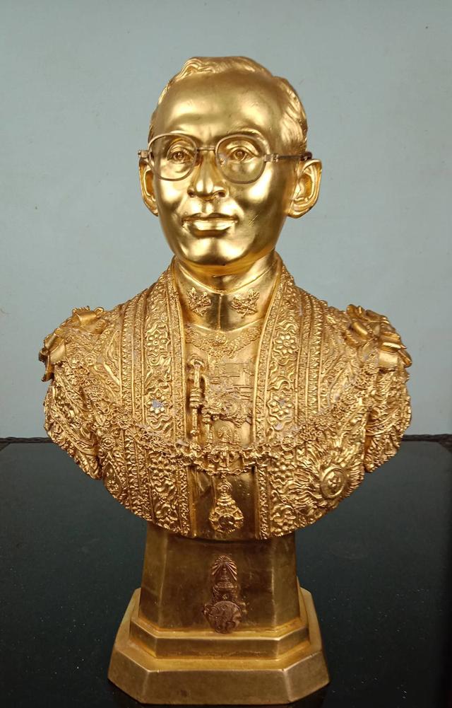 730.พระบรมรูปครึ่งพระองค์ในหลวงรัชกาลที่ 9 พระบาทสมเด็จพระปรมินทรมหาภูมิพลอดุลยเดช ทรงชุดฉลองพระองค์เต็มยศ