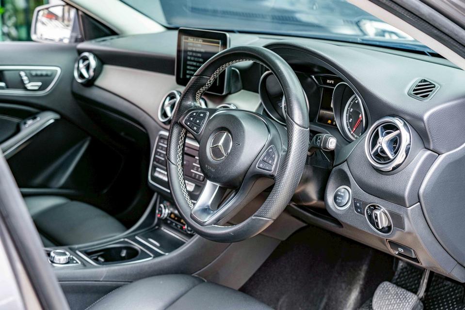 รหัสรถ NP3429 BENZ GLA 200 1.6 2018 13