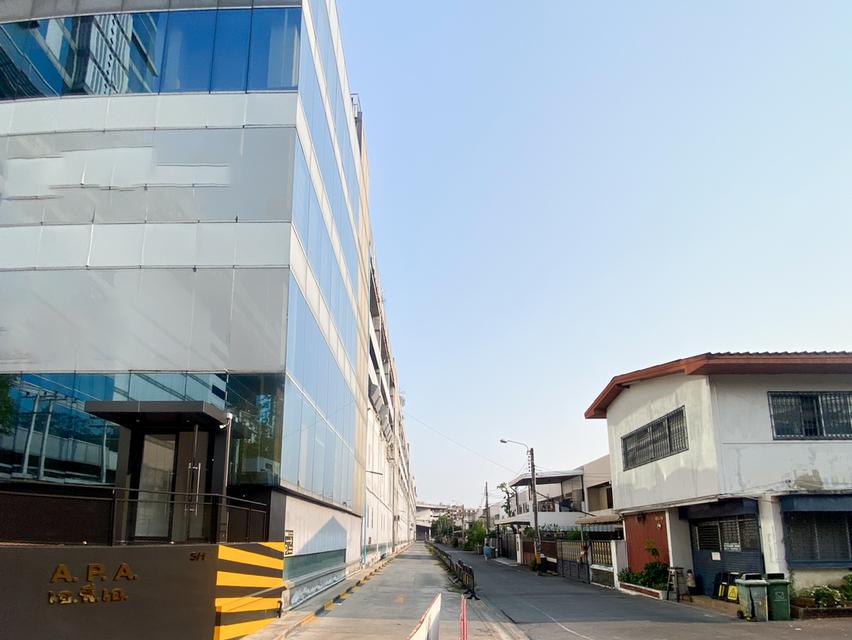 ให้เช่า อาคารสำนักงานขนาดใหญ่ แยกรัชดา-ลาดพร้าว — พื้นที่ 1,880 ตร.ม. ที่จอดรถ 400 คัน ติดสวนลุมไนท์บาร์ซา 2 ค่าเช่า 800,000 บ./เดือน 2