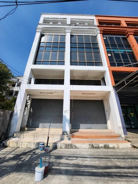 ให้เช่าอาคาร 2 คูหา 4.5 ชั้นหลังมุม 610 ตร.ม. รวมดาดฟ้า ซอยศรีนครินทร์ 24 ใกล้สถานีรถไฟฟ้ากลันตัน ใกล้ซีคอนสแควร์