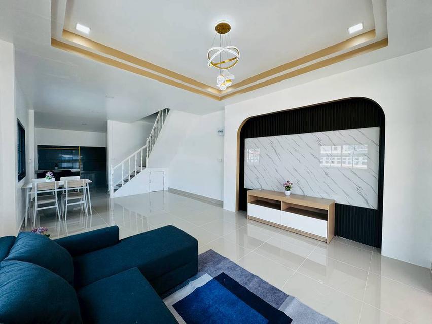 หมู่บ้านธารทอง2  ซอยวัดลาดปลาดุก ทาวน์เฮาส์ 2 ชั้นหลังมุมถนนเมน ห่างจากปากซอยวัดลาดปลาดุกเพียง 1 กม. 6