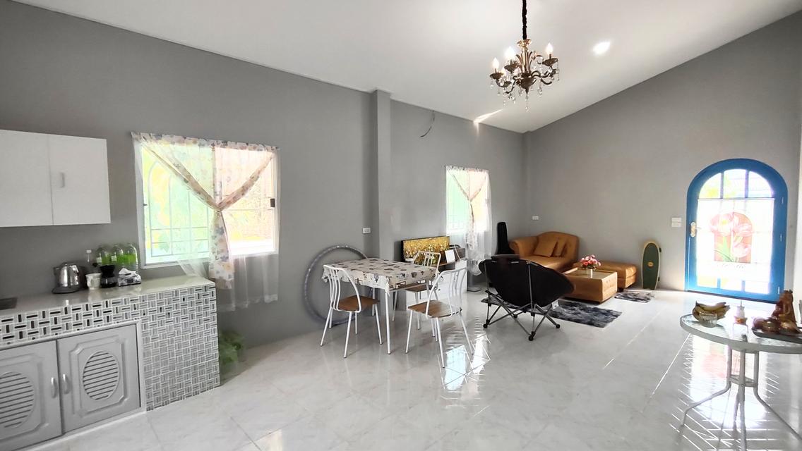 ขายบ้านสร้างใหม่2ห้องนอน1ห้องน้ำ1หลัง​ พร้อมบ้านน้อคดาวน์อีก3หลัง​ บัจจุบันบ้านน้อคดาวน์ให้เช่ารายเดือนอยู่​ รวมพื้นที่ทั้งแปลง215ตารางวา​ าง 4