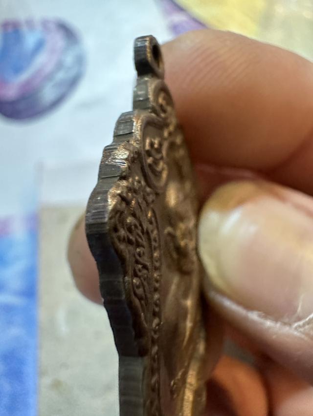 เหรียญเลื่อนสมณศักดิ์หลวงพ่อเงินสภาพเดิมๆสวยดาราเลยครับผม 8