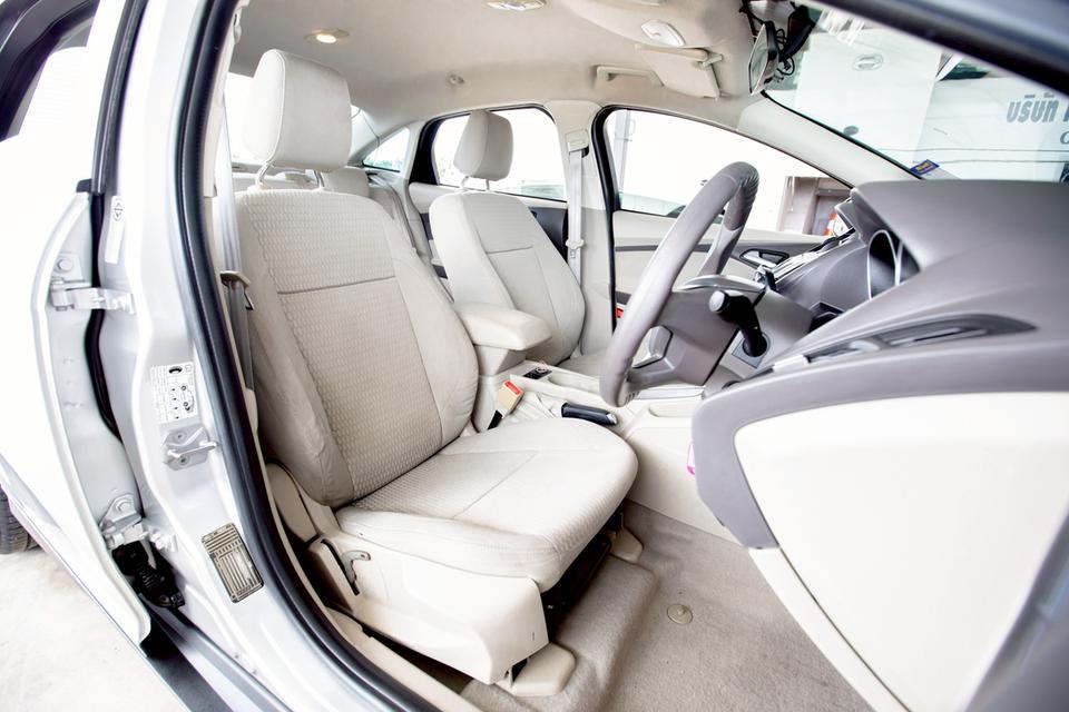 Ford focus 1.6 Sedan ปี 2012 สีเทา  12