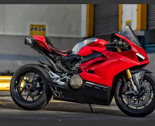 Ducati Panigale สีแดง