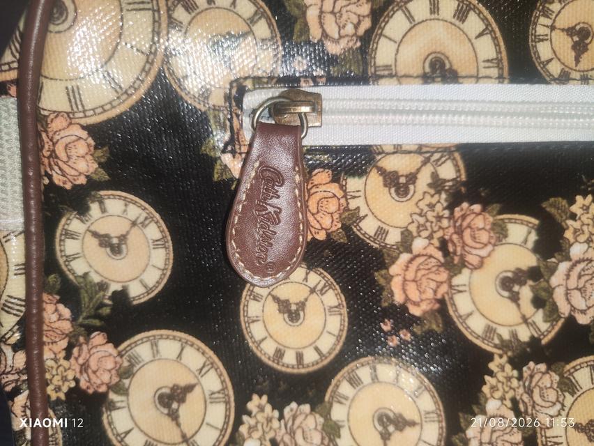 กระเป๋าสะพาย ทรง Crossbody ลายนาฬิกาและดอกกุหลาบวินเทจ มีช่องซิปใช้งานได้หลายช่อง วัสดุผ้าเคลือบเงา (PVC/Oilcloth) ทำความสะอาดง่าย สถาพกระเป๋าใหม่ รูปที่ 5