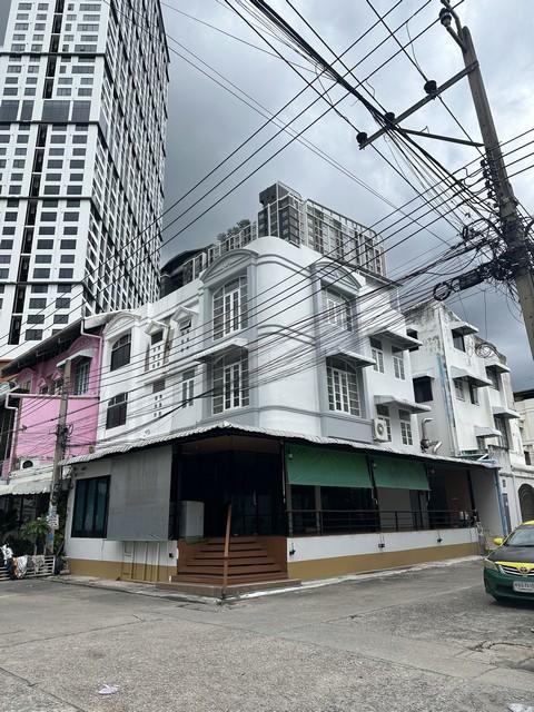 ขายโฮมออฟฟิศ 3 ชั้นหลังมุม 320 ตรม. พระราม9 ซอย11 สภาพดี เหมาะทำออฟฟิศ ครัวกลาง ร้านอาหารแบบนั่งทานและเดลิเวอร์รี ใกล้เซ 2