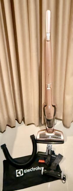เครื่องดูดฝุ่นไร้สาย Electrolux 2 in 1 สีโรสโกลด์ สวยหรู พร้อมอุปกรณ์ครบชุด รูปที่ 8