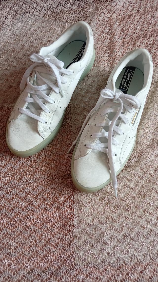 รองเท้าผ้าใบหญิง​Adidasสีขาว​สภาพดีมาก