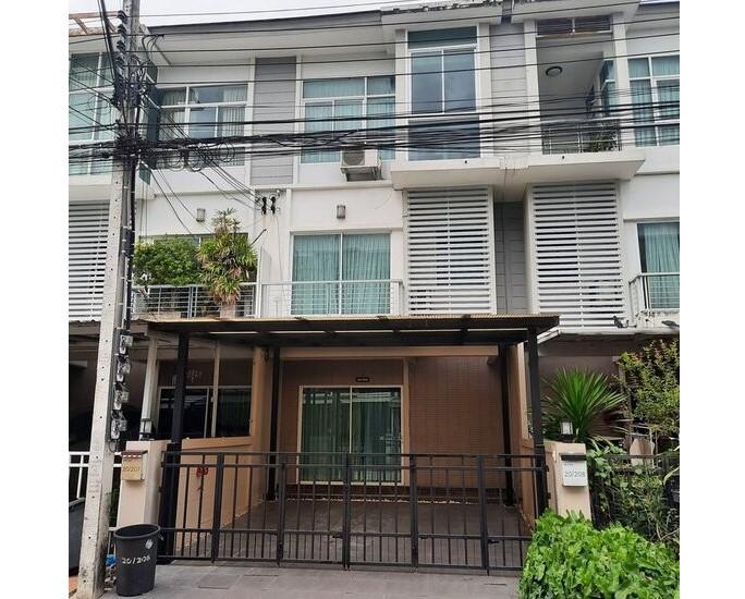 Sale! ขายด่วน ทาวน์โฮม 3ชั้น สภาพดี แถมเฟอร์นิเจอร์ ม.เดอะเมทโทร พระรามเก้า เดินทางสะดวกสบาย ใกล้รถไฟฟ้าสายสีเหลือง สถานีพัฒนาการ+Airport Link HuaMak 1