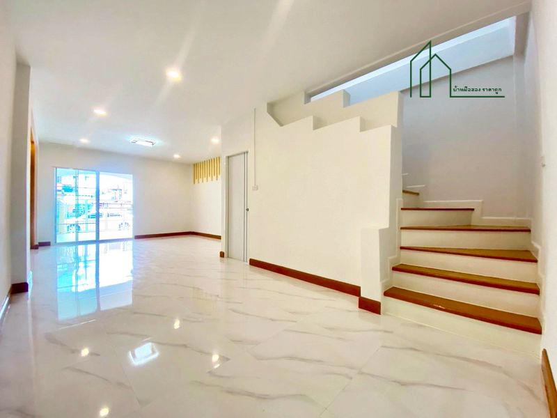 ทาวน์เฮาส์ 2 ชั้น หมู่บ้านมนวดี บางบัวทอง ถนนวัดลาดปลาดุก ถนนเมน ฟรีโอน 5