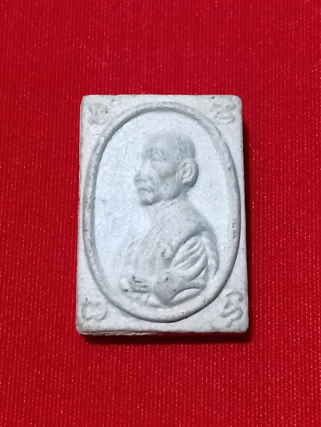 พระเนื้อผงรูปเหมือนหันข้าง หลวงพ่อแปลก วัดลำน้ำ จ.ราชบุรี ปี2520