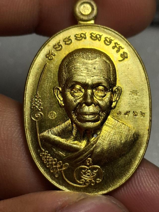 เหรียนมนต์พระกาฬ ปราบไพรี ปี2557 เนื้อทองฝาบาตร No.1962 เป็นอีกเหรียนที่ออกแบบได้สวยสดงดงามมากครับ