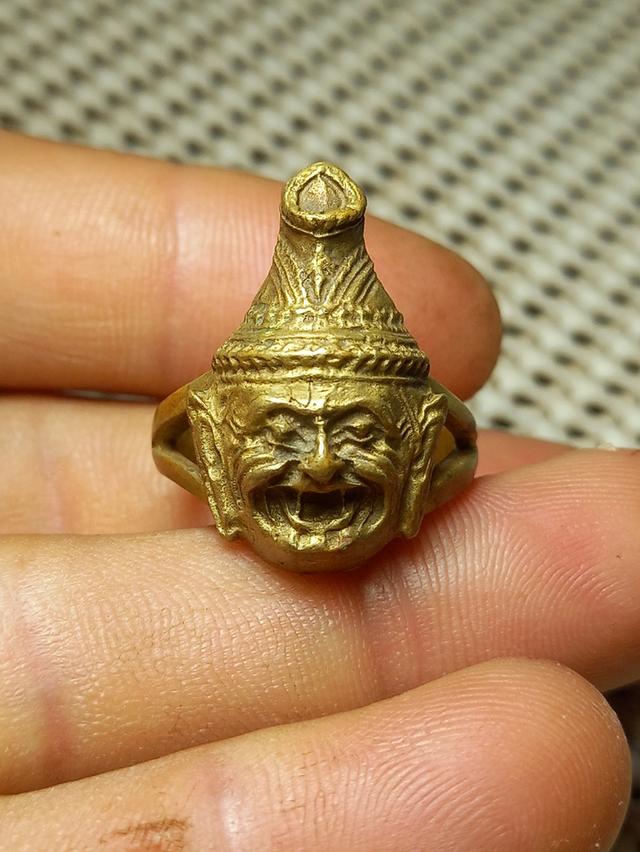 แหวนเศียรพ่อแก่ หรือ แหวนฤาษี ใบหน้าท่านยิ้มแย้ม บูชาช่วยในเรื่องอำนาจบารมี เมตตามหานิยม และแคล้วคลาดปลอดภัย