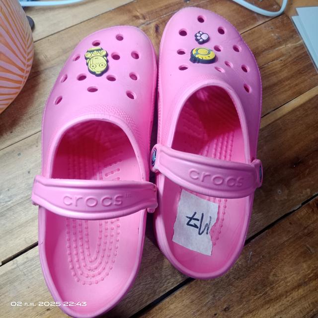 รองเท้า CROCS มือ2 แท้ 100% สีชมพู ขนาด M7 หรือ เบอร์ 40 ยาว25-25.5ซม. สภาพเกิน80% สอบถามข้อมูลเพิ่มเติม Line : @992pqepo 7