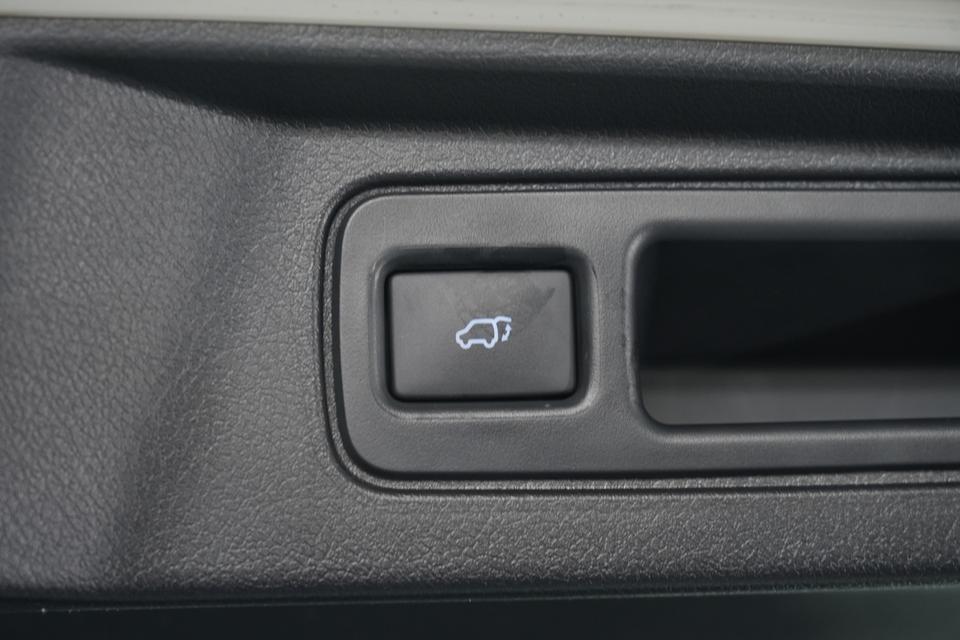 2020 TOYOTA FORTUNER 2.8 LEGENDER BLACK TOP 2WD SUV สีขาว-ดำ เลขไมล์ 99877 กม. 8