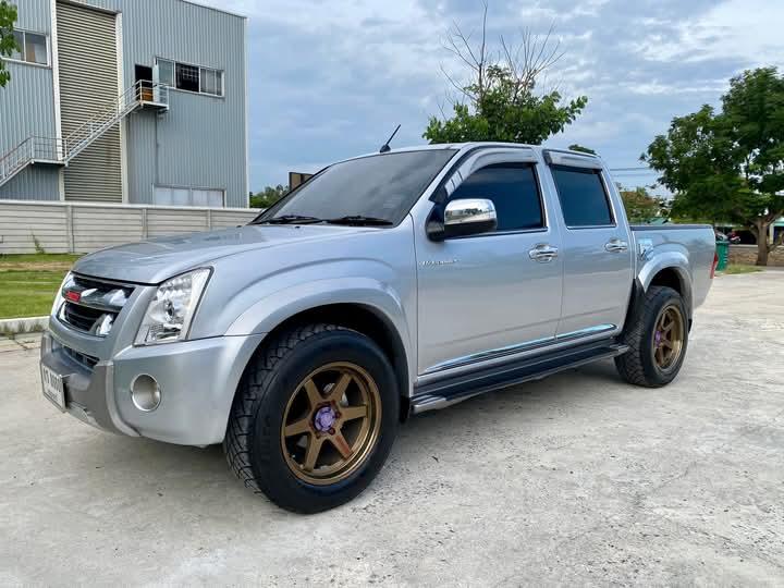 Isuzu D-Max สีเทา 3