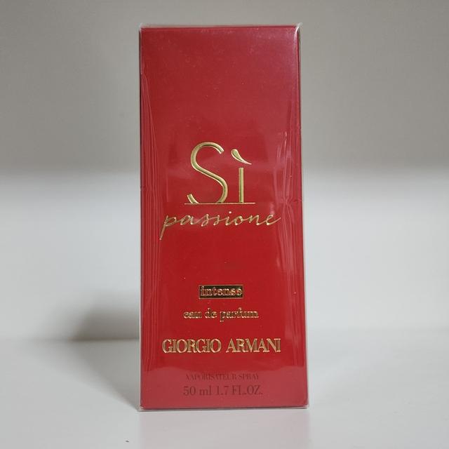 น้ำหอมในภาพคือ Giorgio Armani Sì Passione Intense Eau de Parfum (EDP) ขนาด 50 ml (กล่องแดงตัวอักษรทองรุ่น Intense)