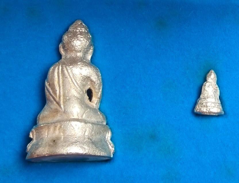 พระกริ่ง( สมเด็จพระสังฆราชแพ) รุ่น 5 สมเด็จ วัดสุทัศน์เทพวนารามฯ ปี 2536 เนื้อเงินบริสุทธิ์ ออกวัดท่าราบ จ.ราชบุรี หมายเลข พร้อมกล่องเดิม