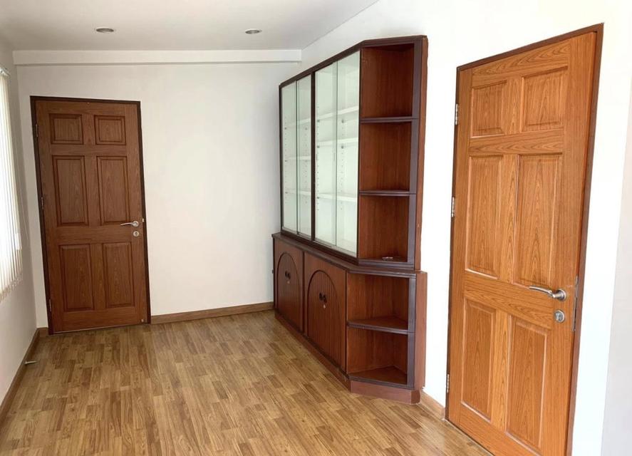 บ้านเช่า 6 ห้องนอน 3 ห้องน้ำ โชคชัยสี่ เลียบด่วน เข้าออกได้หลายทาง 6
