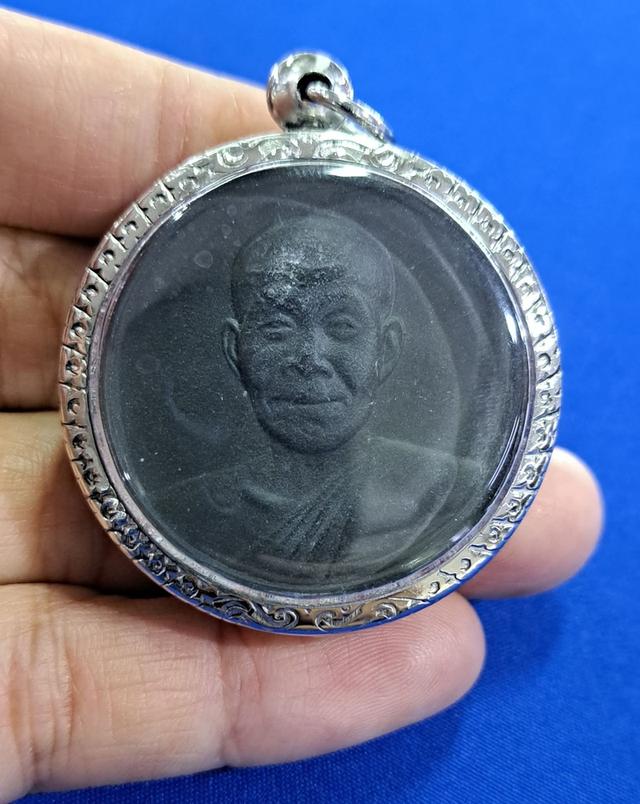 พระผงครึ่งองค์ หลวงตามหาบัว รุ่นเมตตาบารมีอยู่เย็นเป็นสุข