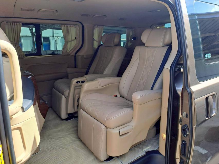 ปี 2017 HYUNDAI GRAND STAREX, 2.5 VIP (สีน้ำตาล) มือเดียวออกห้าง ประวัติดีมากรถเข้าศูนย์ตลอด 17