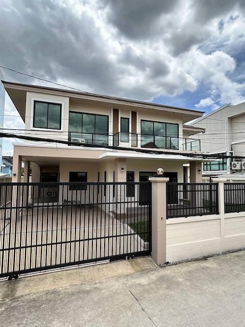 MHS15 ขายบ้านเดี่ยว 2 ชั้น ลาดพร้าว 101 หลังใหญ่เพดานสูง 2.90 เมตร หน้าบ้านทิศตะวันออก มีอ่างจากุซซี่ใหม่และ Rain Shower ทุกห้อง จอดรถได้ 2-4 คัน รูปย่อยที่ 1