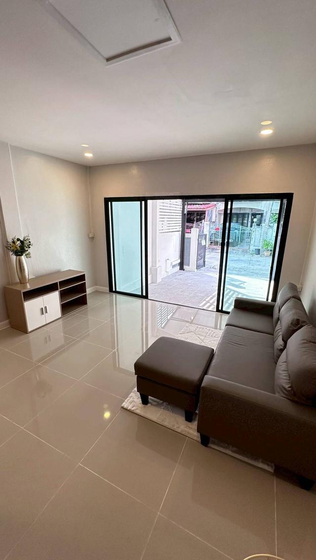 หมู่บ้านบุศรินทร์ บางบัวทอง ใกล้แยกบางพลู ทาวน์เฮ้าส์ 2 ชั้น ตกแต่งใหม่พร้อมอยู่ เส้นตลาดบางบัวทอง-แยกบางพลู 9