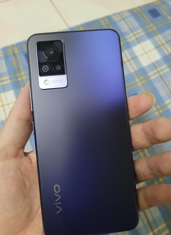 Vivo V21 สีดำ